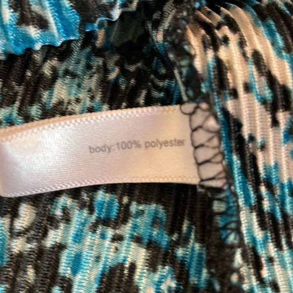 Essentials women’s V-neck blouse size 0X - Picture 6 of 8